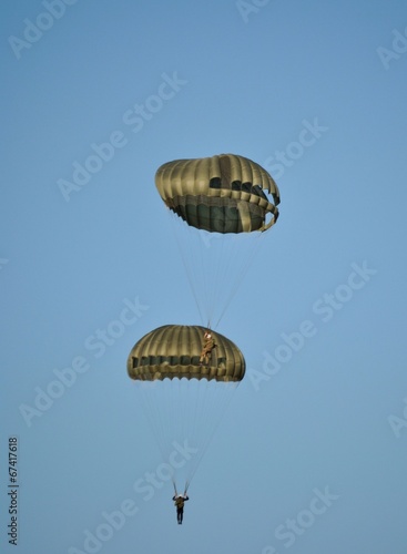 Paracadutisti in volo si toccano