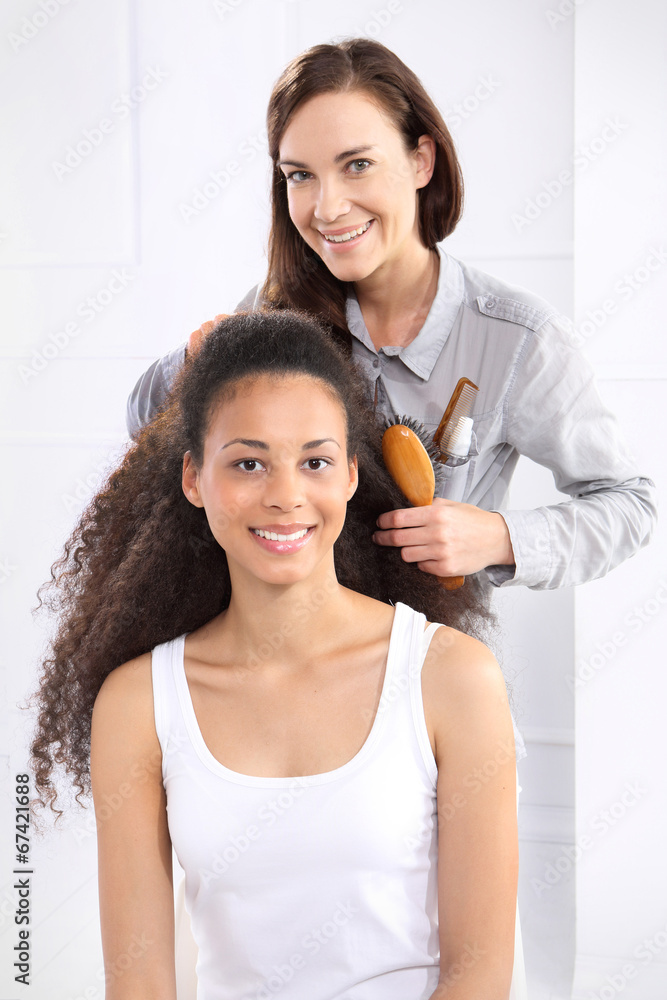 Naklejka premium Kobieta w salonie fryzjerskim