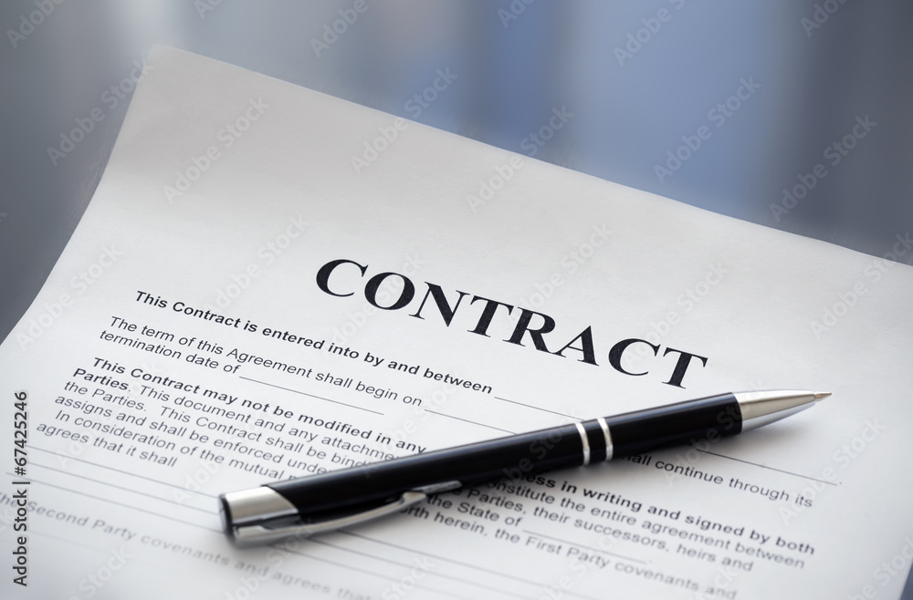 Pen on the contract papers - obrazy, fototapety, plakaty 