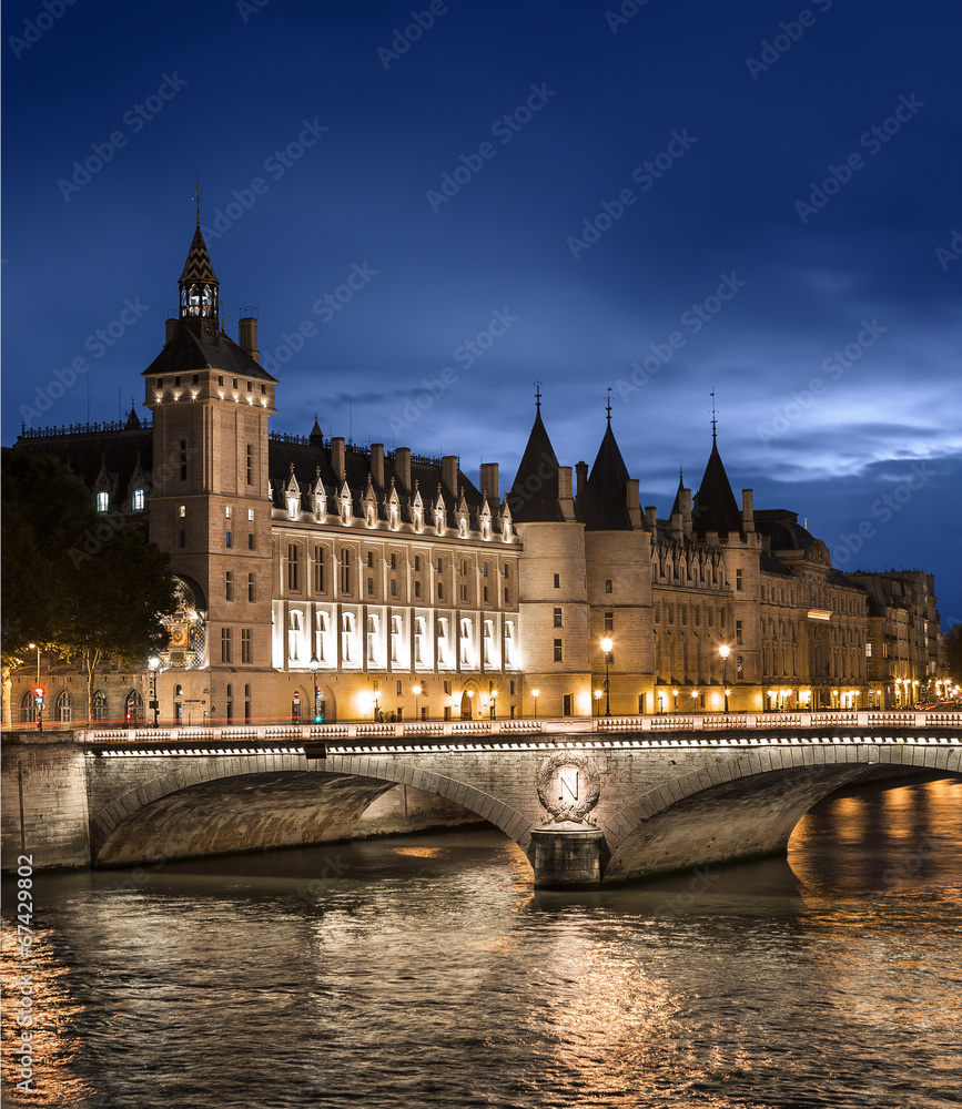 Conciergerie Quai de Seine Paris