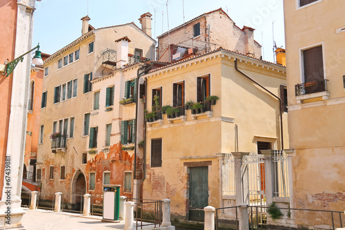 House on a narrow street in the Italian city of Venice, Italy © nicknick_ko