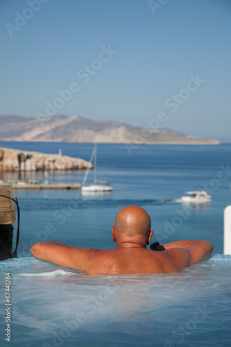Uomo in relax in piscina