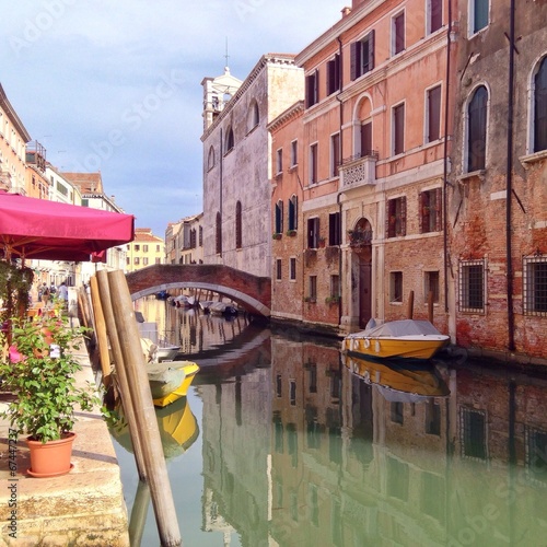 Brücke über Kanal in Venedig © Robert Kneschke