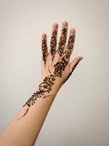 henna tatoo on hand