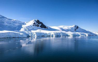 Fotobehang Zuidpoolgebied Ruig landschap van Antarctica  © marcaletourneux