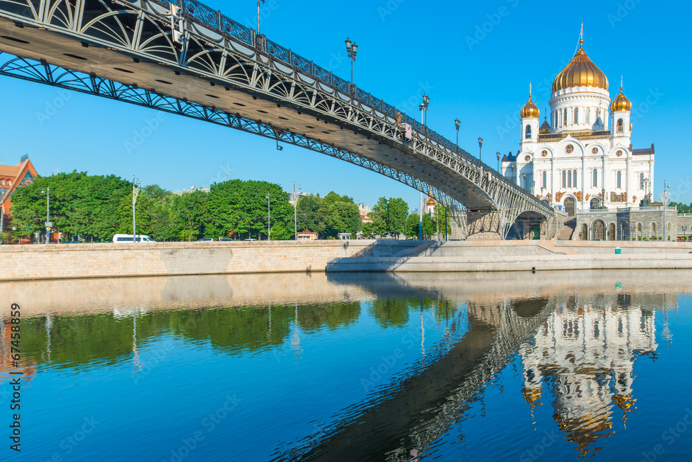 Naklejka premium famous temple of Christ the Savior and the bridge