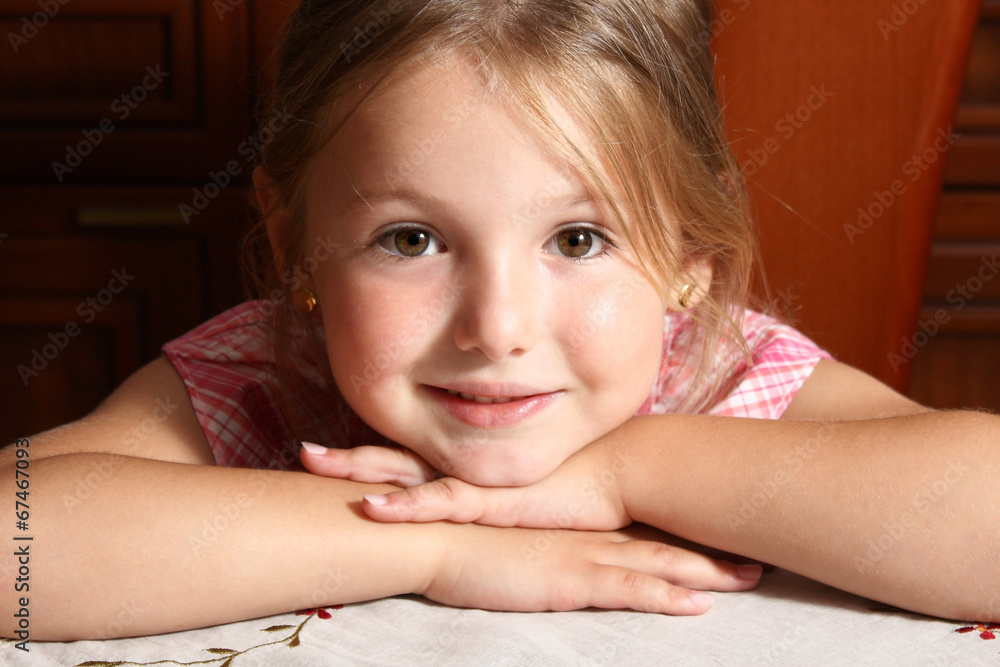 Fototapeta premium Primo piano di bambina che ascolta