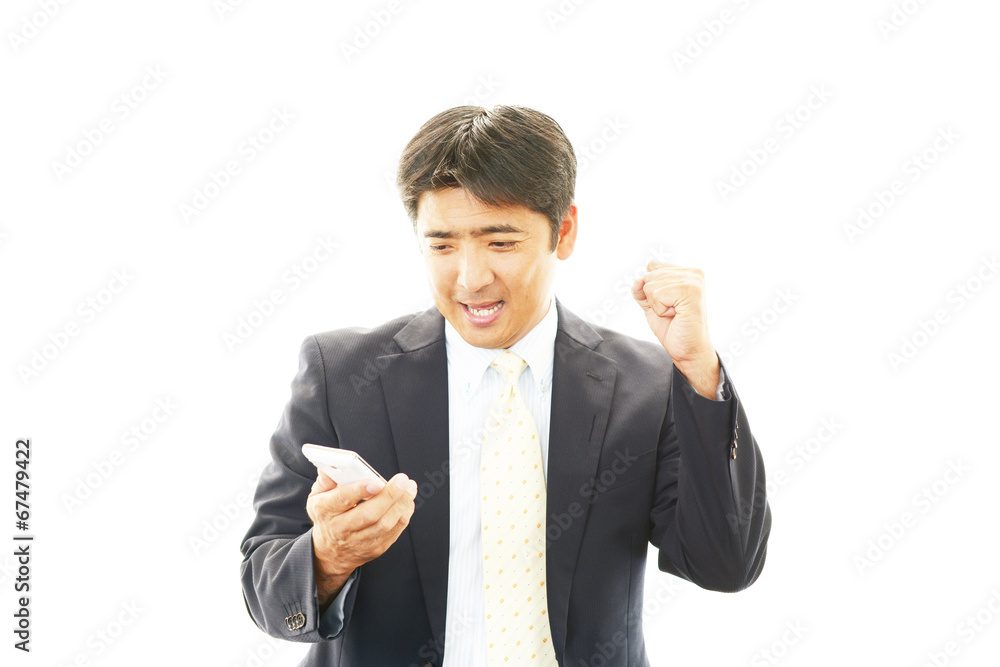 スマートフォンを持つ男性
