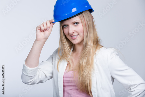 Junge Ingenieurin mit Helm