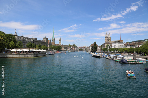 Blick vom Zürichsee auf die historische Altstadt von Zürich