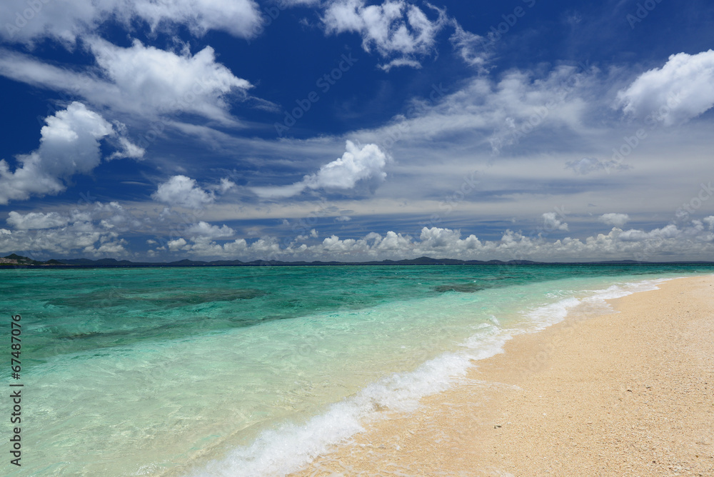 野甫島の美しい珊瑚の海と夏空