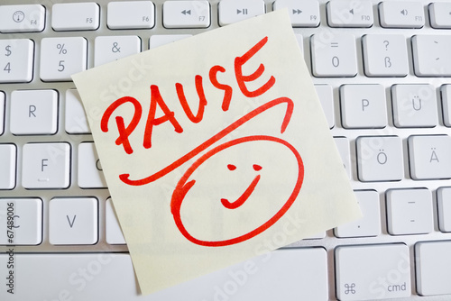 Plakat Notiz auf Computer Tastatur: Pause