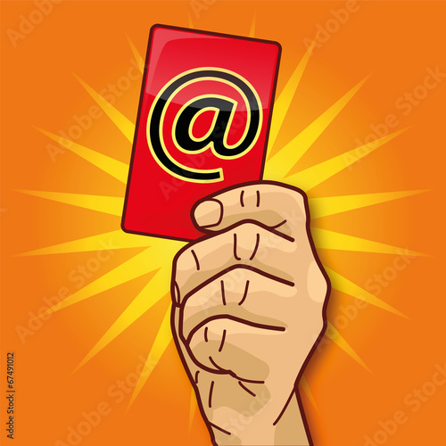 Hand zeigt Karte mit dem At-Zeichen