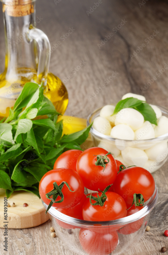 Cherry tomatoes, Mozzarella and oil Cherry tomatoes, Mozzarella and oil