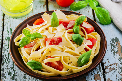 fettuccine with tomatoes and parmesan cheese