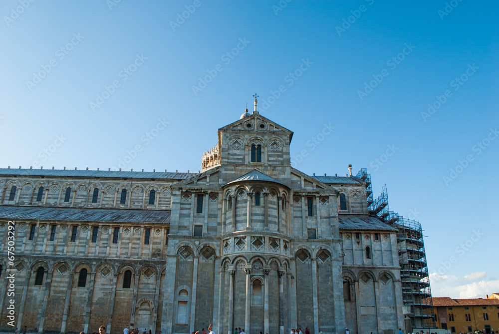 Duomo di Pisa con portone, decorazioni, bassorilievi e sculture