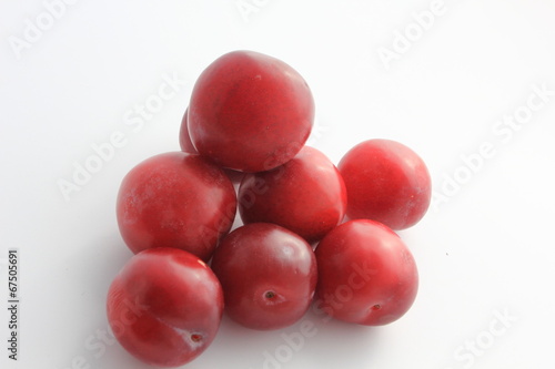 Récolte de prunes © helenedevun