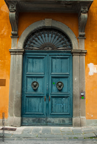 Porta in legno, ingresso vecchio palazzo signorile