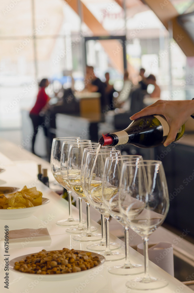 Obraz premium Serving wine