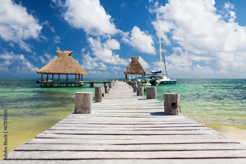 Naklejka premium wooden pier with blue water around