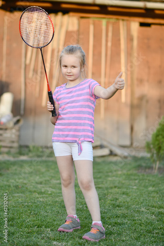 petite fille à jouer au badminton