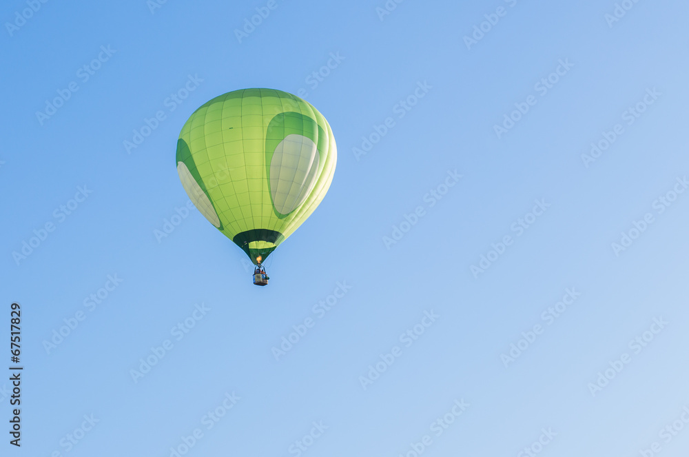 Naklejka premium Hot air balloon with blue sky background
