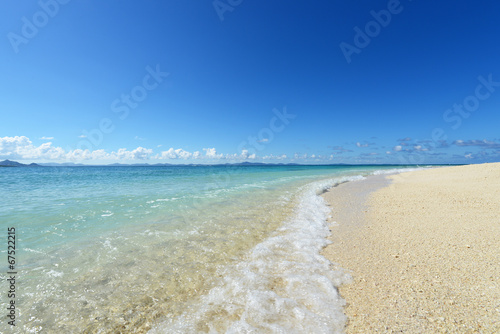 美しい砂浜に打ち寄せる波