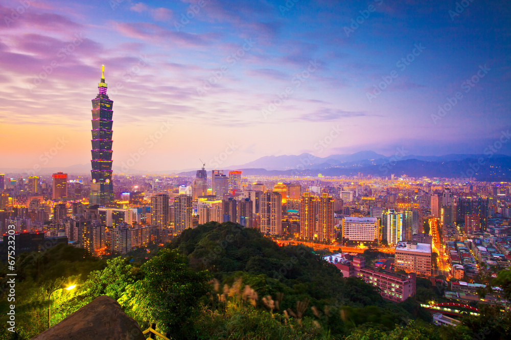 Naklejka premium Panoramę miasta Tajpej o zachodzie słońca ze słynnym Taipei 101