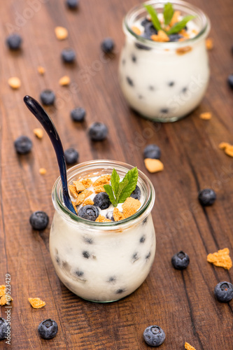 Cuadro en lienzo Joghurt mit Heidelbeeren und Cantuccini