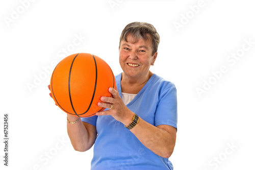 Seniorin spielt Basketball