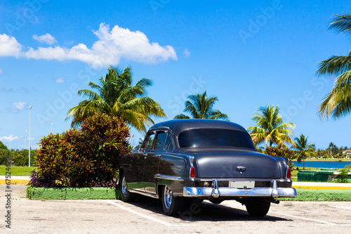 Kuba Oldtimer unter Palmen und blauen Himmel © mabofoto@icloud.com