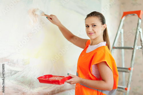 Foto house painter paints wall with brush