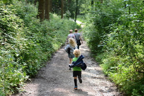 Wanderung mit der Familie photo