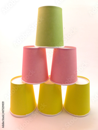 積み上げた紙コップ