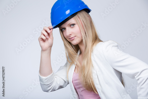 Junge Ingenieurin mit Helm