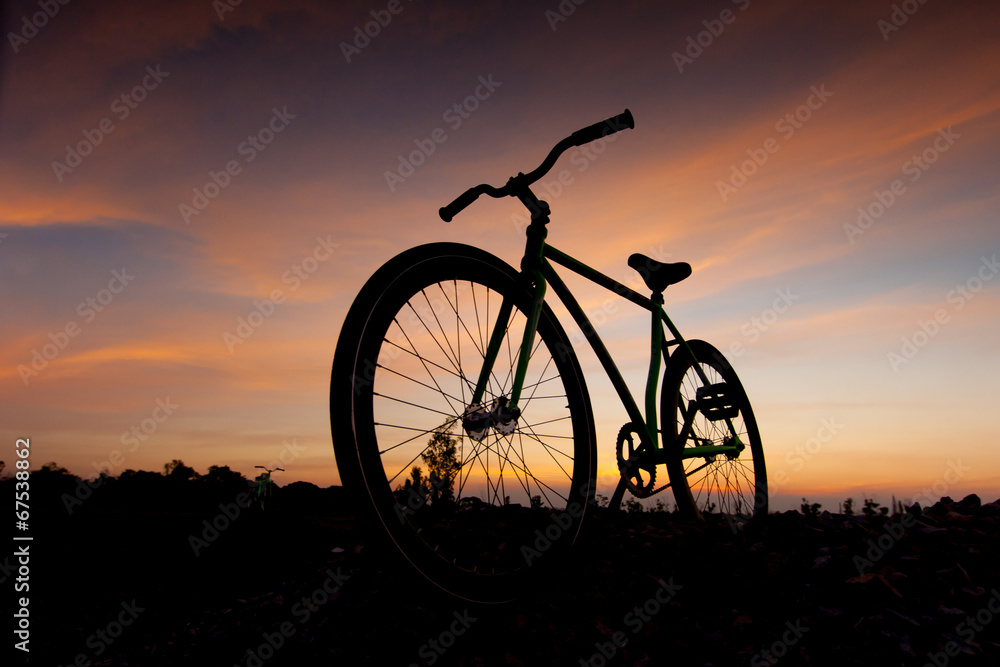 Fototapeta premium silhouette bicycle in sunset