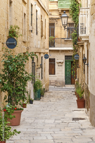 Fototapeta Naklejka Na Ścianę i Meble -  cobbled street in valetta old town malta