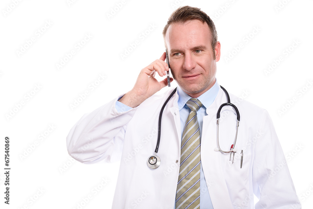 Selbstbewusster männlicher Arzt telefoniert