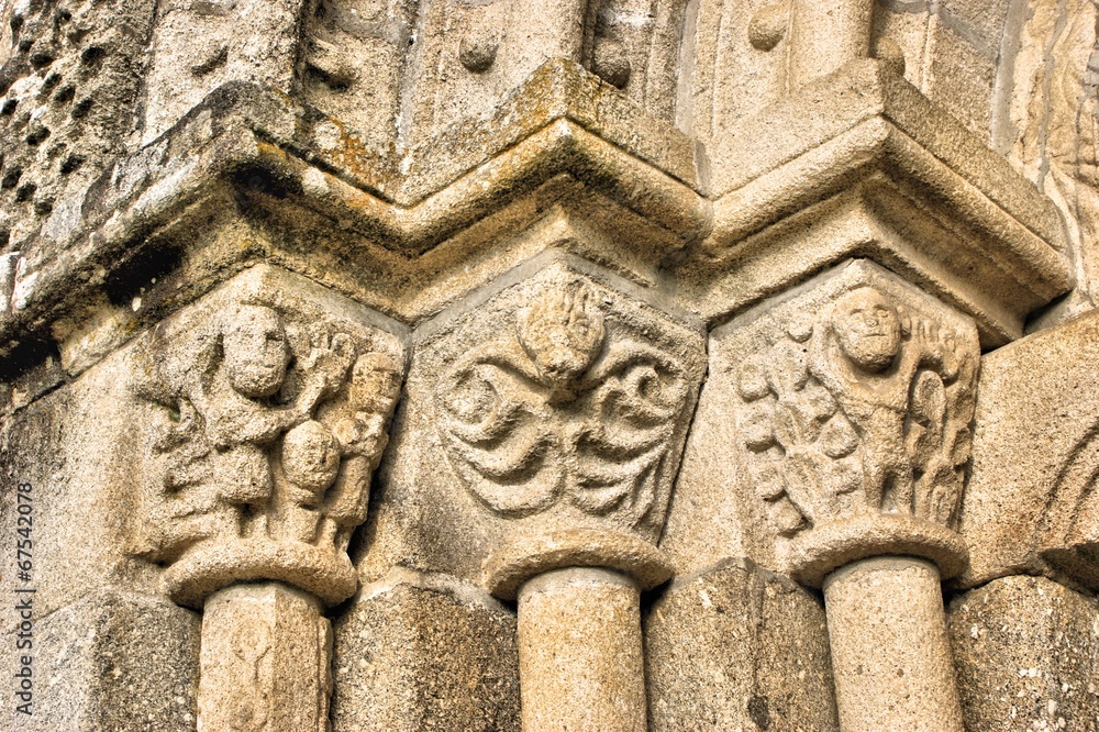 Capitéis (direita) do portal românico da igreja de Fonte Arcada