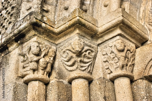 Capitéis (direita) do portal românico da igreja de Fonte Arcada