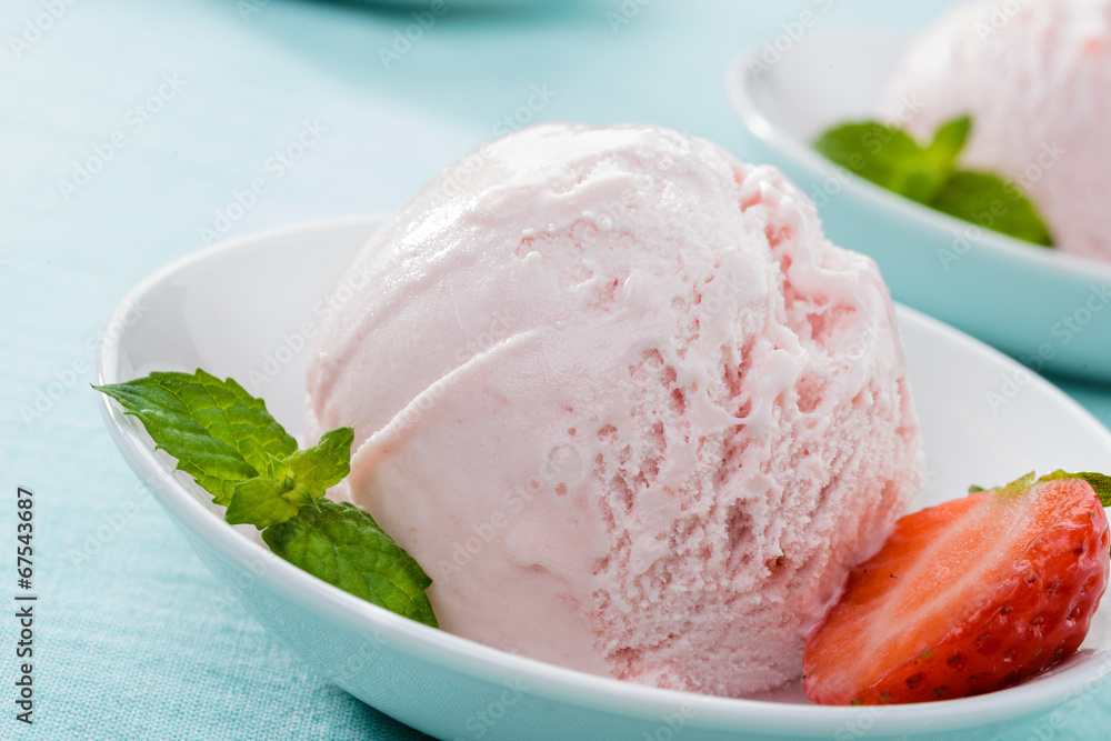 Gelato alla fragola, close-up, fuoco selettivo Gelato alla fragola, close-up, fuoco selettivo