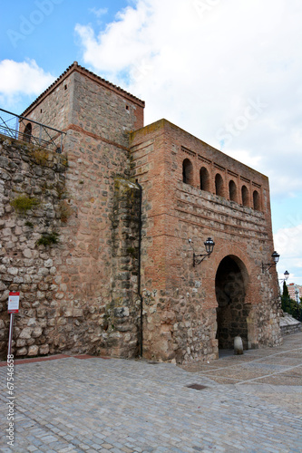 muralla de piedra y arco de san esteban en burgos