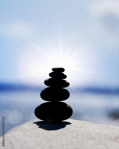 Steinpyramide am Meer