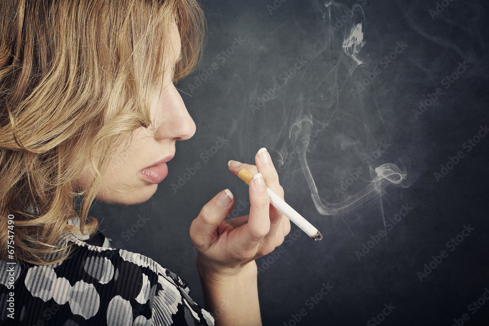 Fototapeta premium femme triste fumant