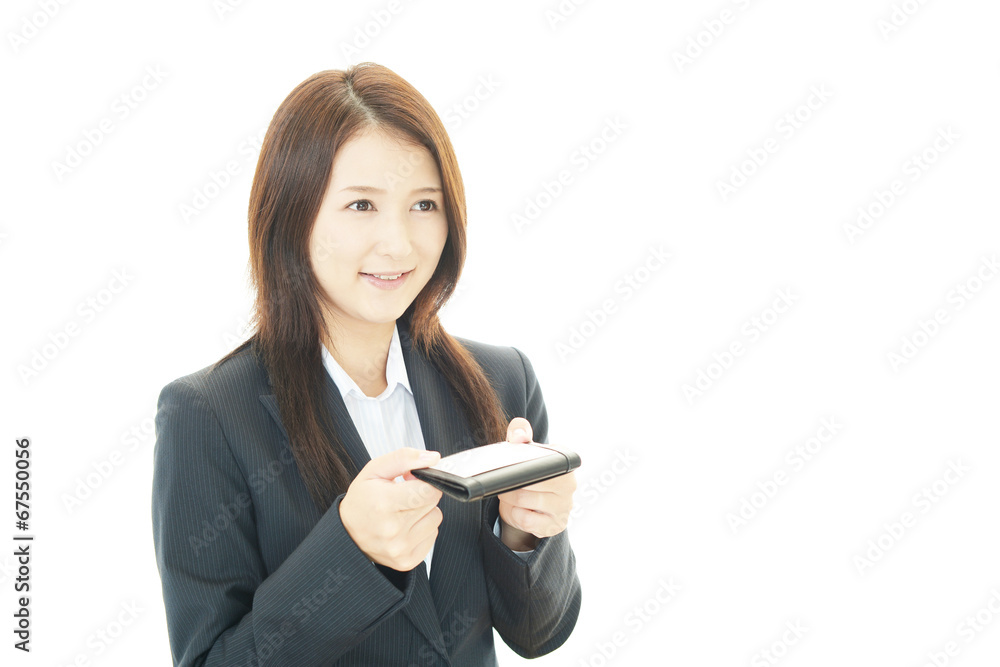 名刺を持つ笑顔のOL 名刺を持つ笑顔のOL
