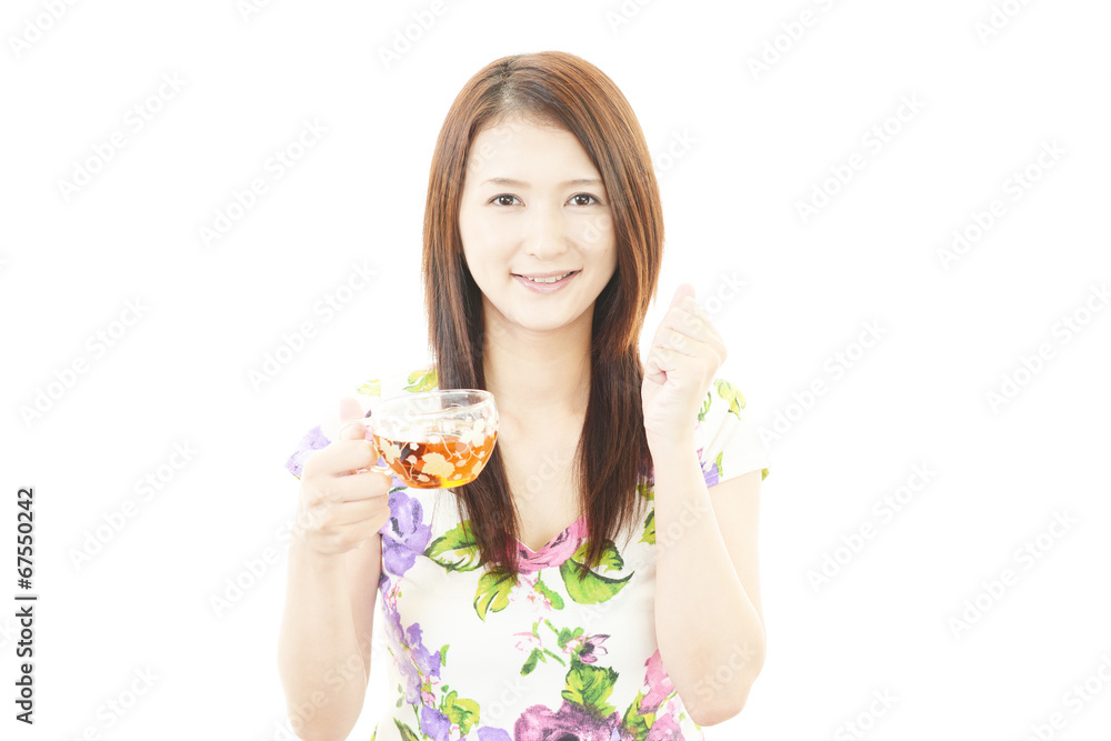 ティーを飲む笑顔の女性 ティーを飲む笑顔の女性