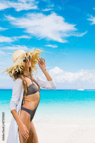 Young woman with straw hat  at the beach