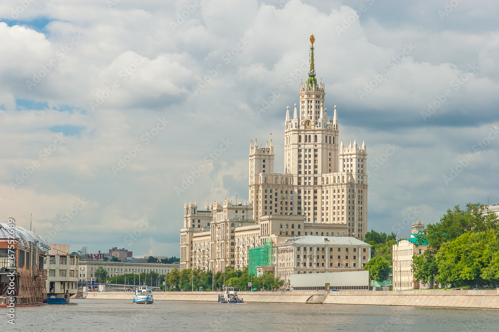 Obraz premium Budynek nabrzeża Kotelnicheskaya