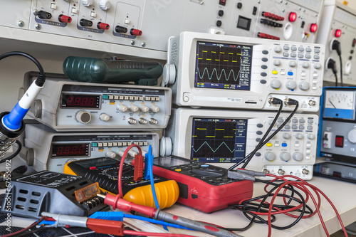 checking and repairing faulty solar regulator using an oscillosc