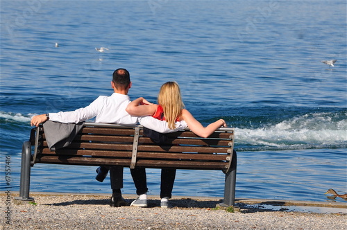 Liebespaar beobachtet Welle am See